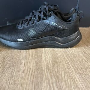 Nike Downshifter 12 sneakers in black